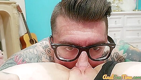 Sexy step mother with a young graffiti