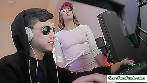 Hot babe gets fucked by her boyfriend